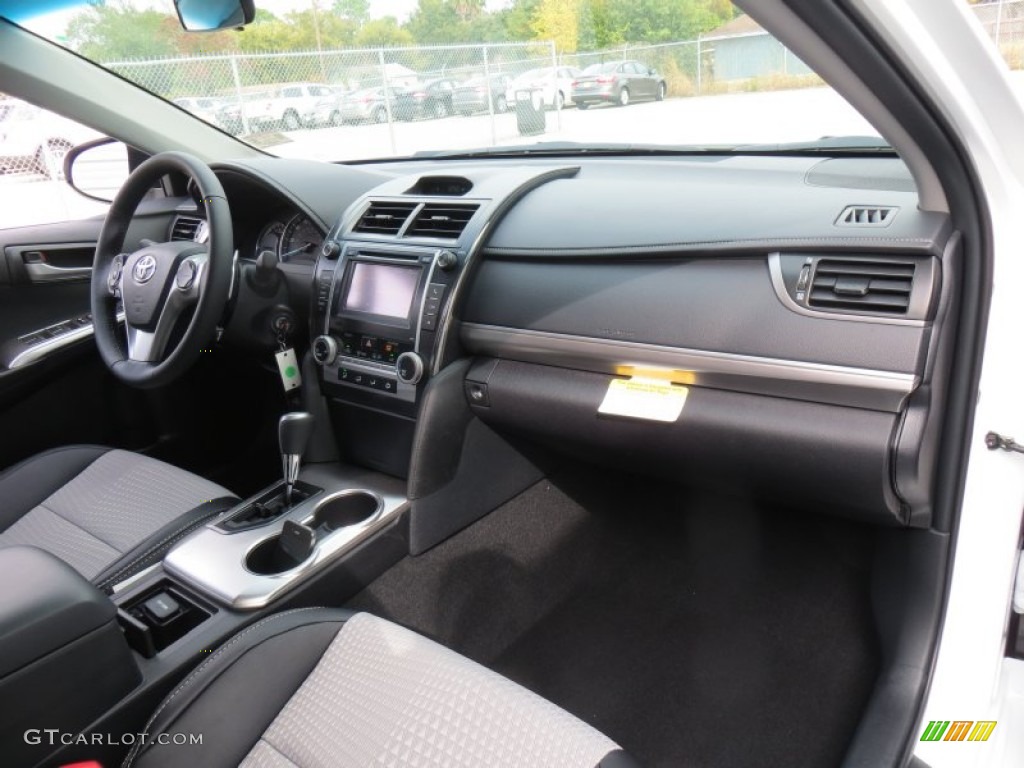 2014 Camry SE - Super White / Black/Ash photo #18