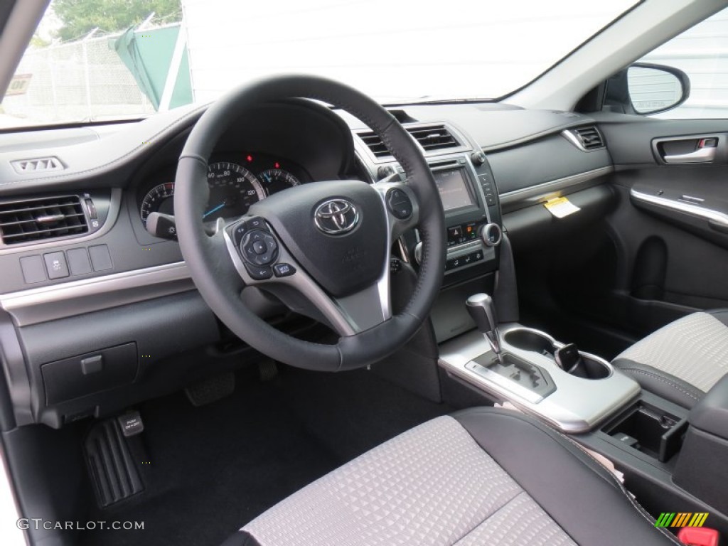 2014 Camry SE - Super White / Black/Ash photo #25