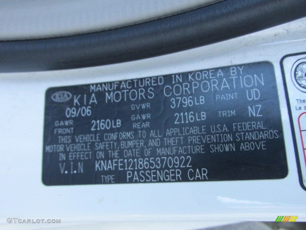 2006 Spectra EX Sedan - Clear White / Beige photo #23