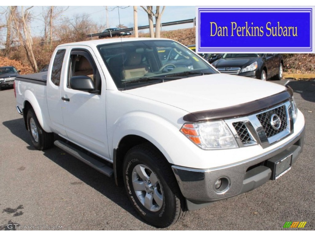 2011 Frontier SV V6 King Cab 4x4 - Avalanche White / Beige photo #1