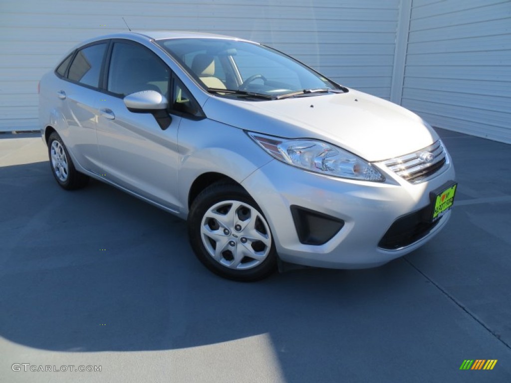 2011 Fiesta SE Sedan - Ingot Silver Metallic / Light Stone/Charcoal Black Cloth photo #2