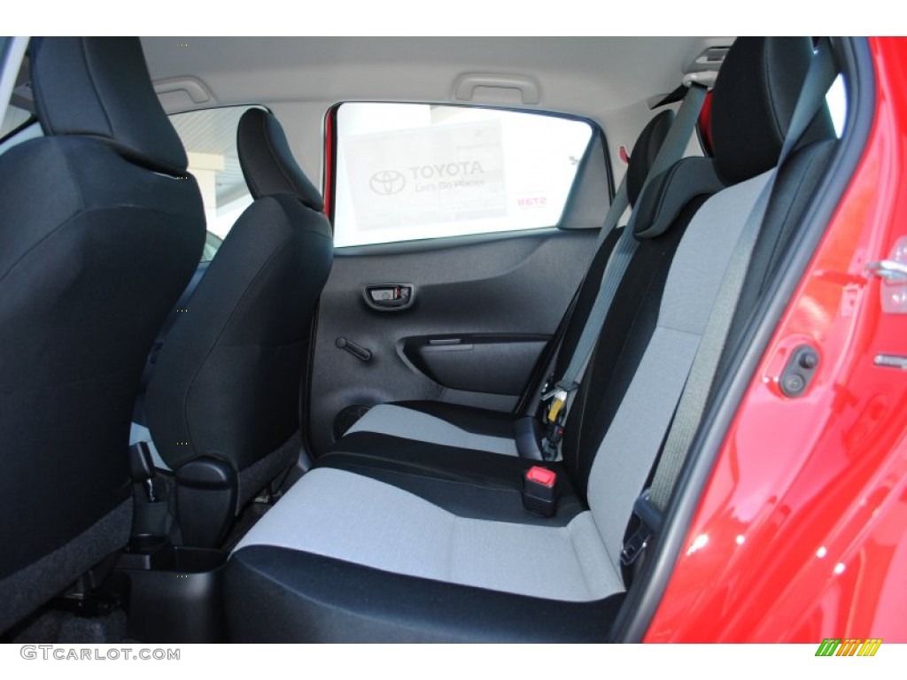2014 Yaris L 5 Door - Absolutely Red / Ash photo #10