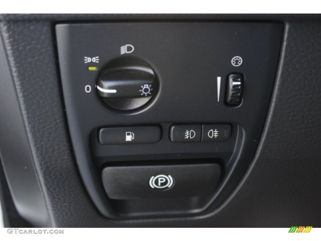 2011 Volvo XC90 3.2 R-Design Controls Photos