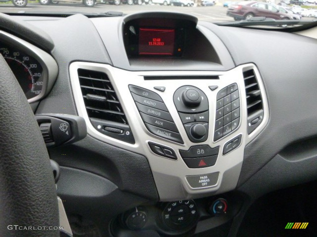 2013 Fiesta SE Hatchback - Oxford White / Charcoal Black photo #13