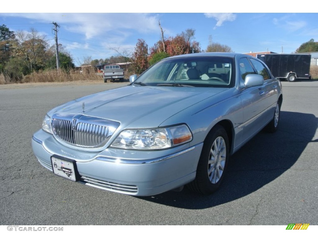 2006 Town Car Signature - Light Ice Blue Metallic / Dove photo #2