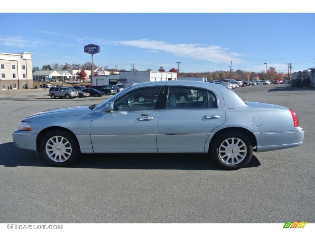 2006 Town Car Signature - Light Ice Blue Metallic / Dove photo #3