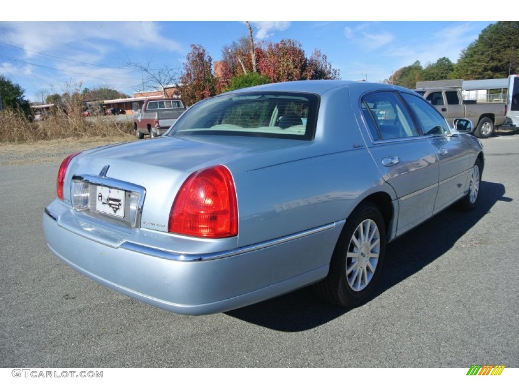 2006 Town Car Signature - Light Ice Blue Metallic / Dove photo #5
