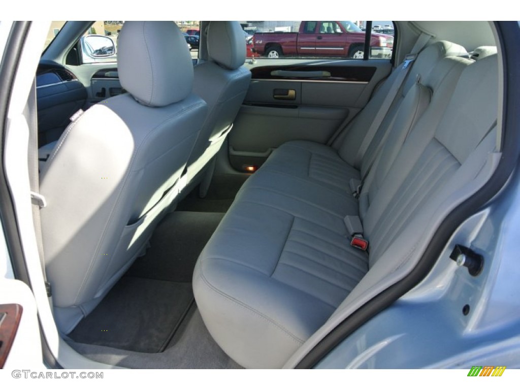 2006 Town Car Signature - Light Ice Blue Metallic / Dove photo #12