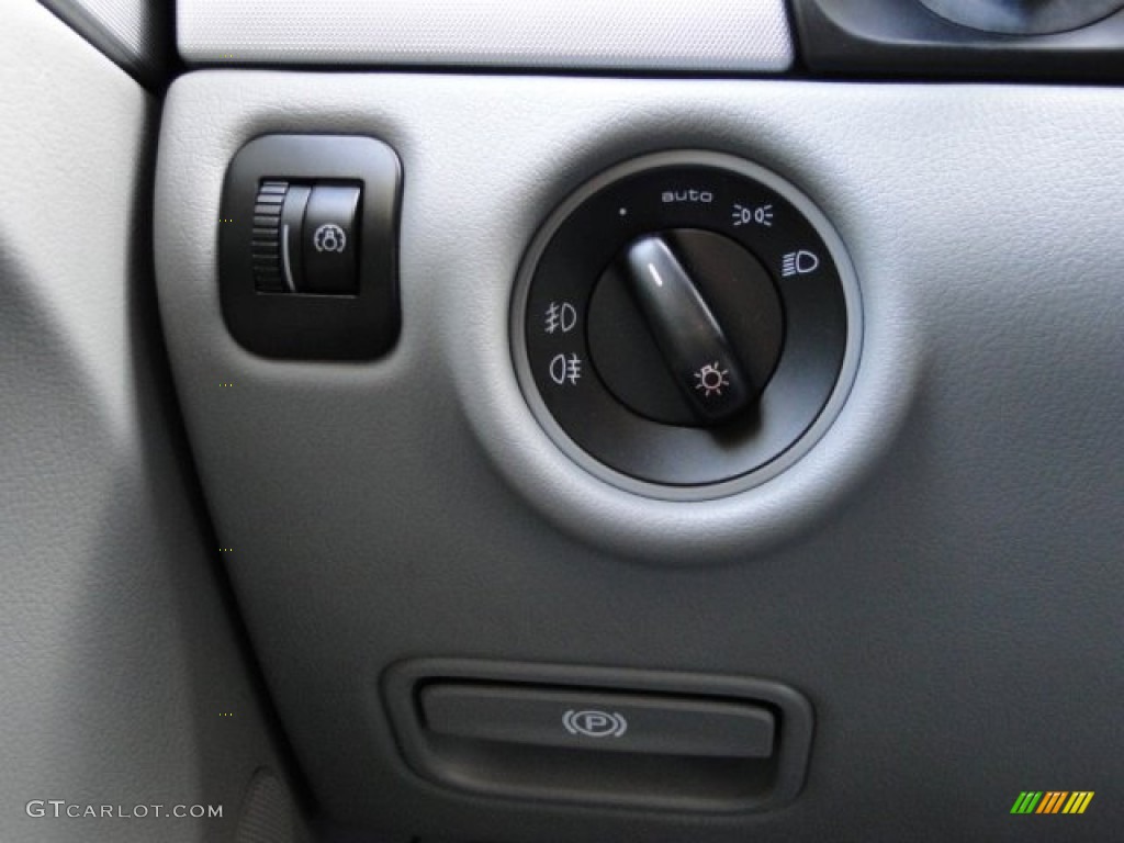 2006 Porsche Cayenne S Titanium Controls Photo #88102401