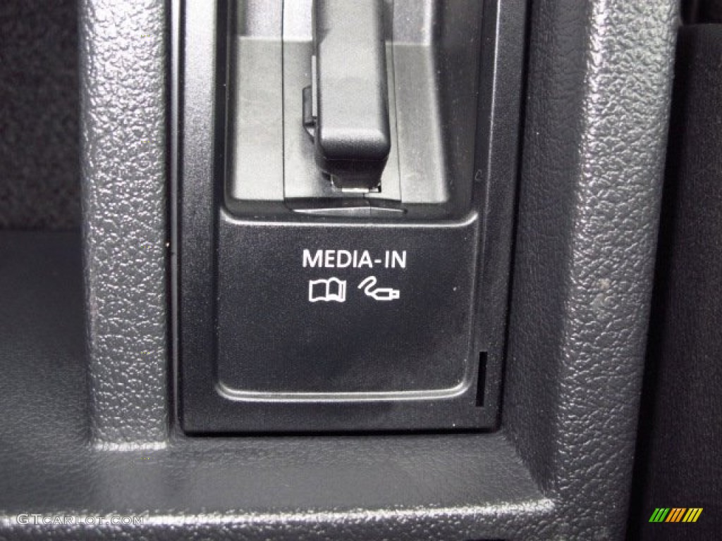 2012 Tiguan S - Candy White / Black photo #28