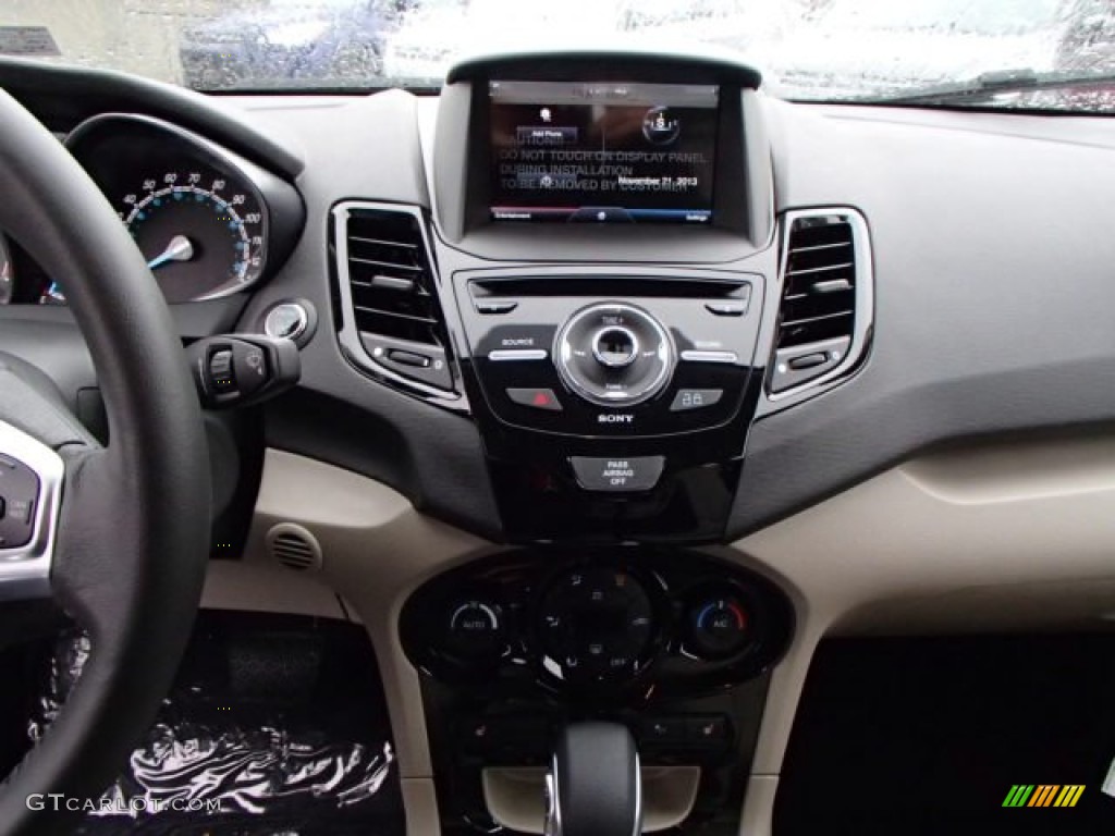 2014 Ford Fiesta Titanium Hatchback Controls Photo #88133204