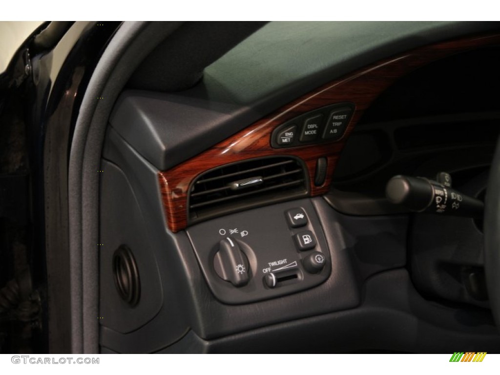 2004 Cadillac DeVille Sedan Controls Photos