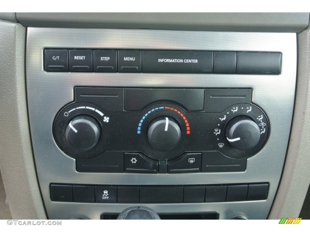 2006 Grand Cherokee Laredo - Light Khaki Metallic / Khaki photo #13