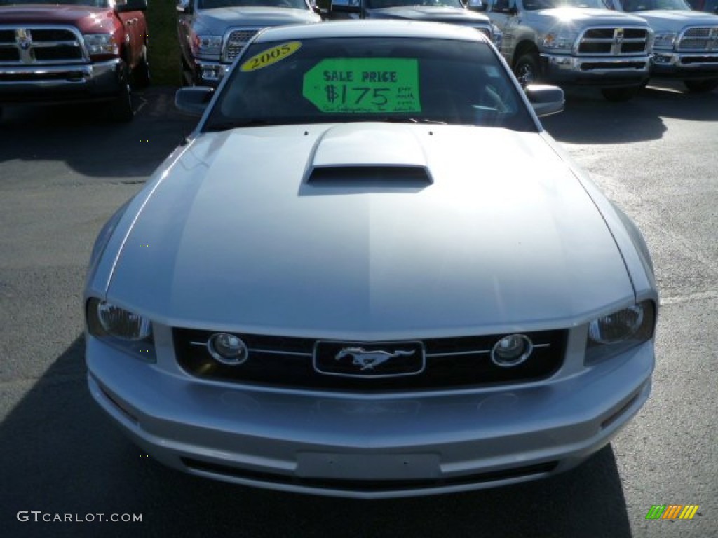 2005 Mustang V6 Premium Coupe - Satin Silver Metallic / Light Graphite photo #8