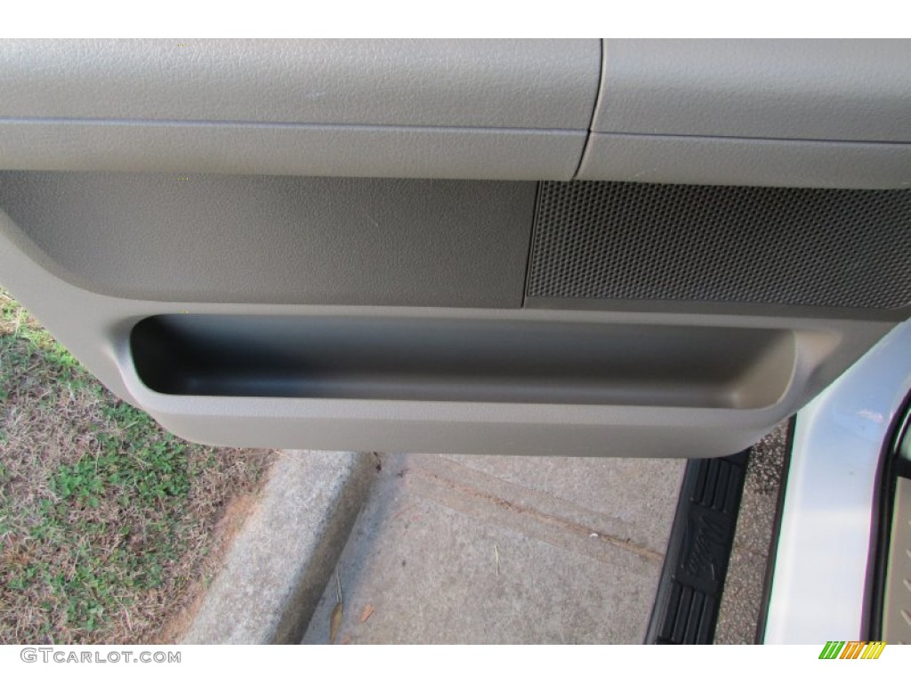 2006 F150 XLT SuperCrew - Oxford White / Tan photo #52