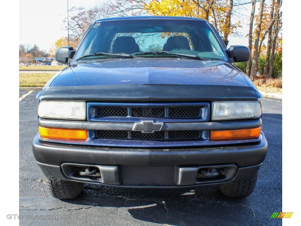 2004 S10 LS Crew Cab 4x4 - Indigo Blue Metallic / Graphite photo #2