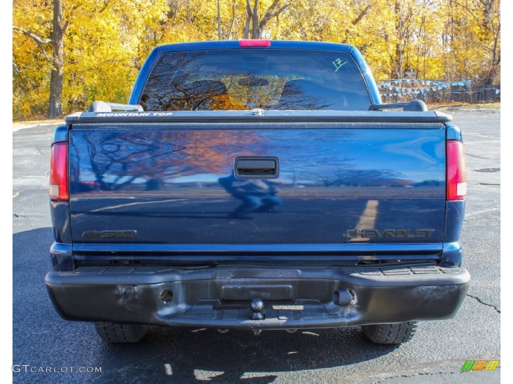 2004 S10 LS Crew Cab 4x4 - Indigo Blue Metallic / Graphite photo #5