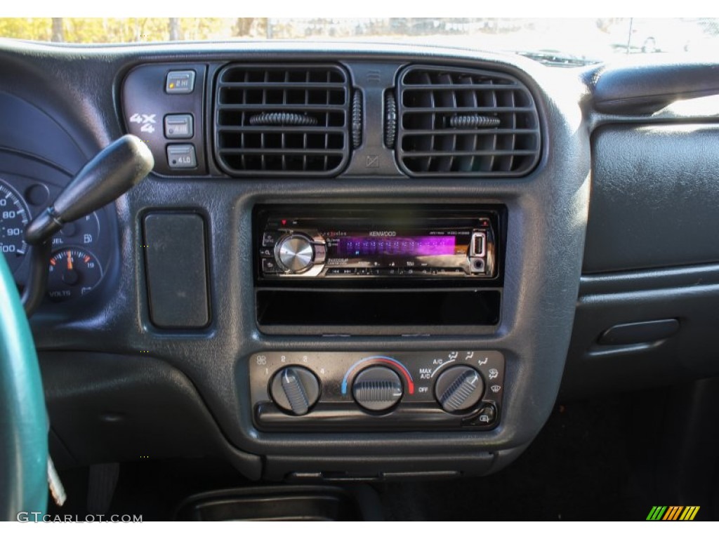 2004 S10 LS Crew Cab 4x4 - Indigo Blue Metallic / Graphite photo #13