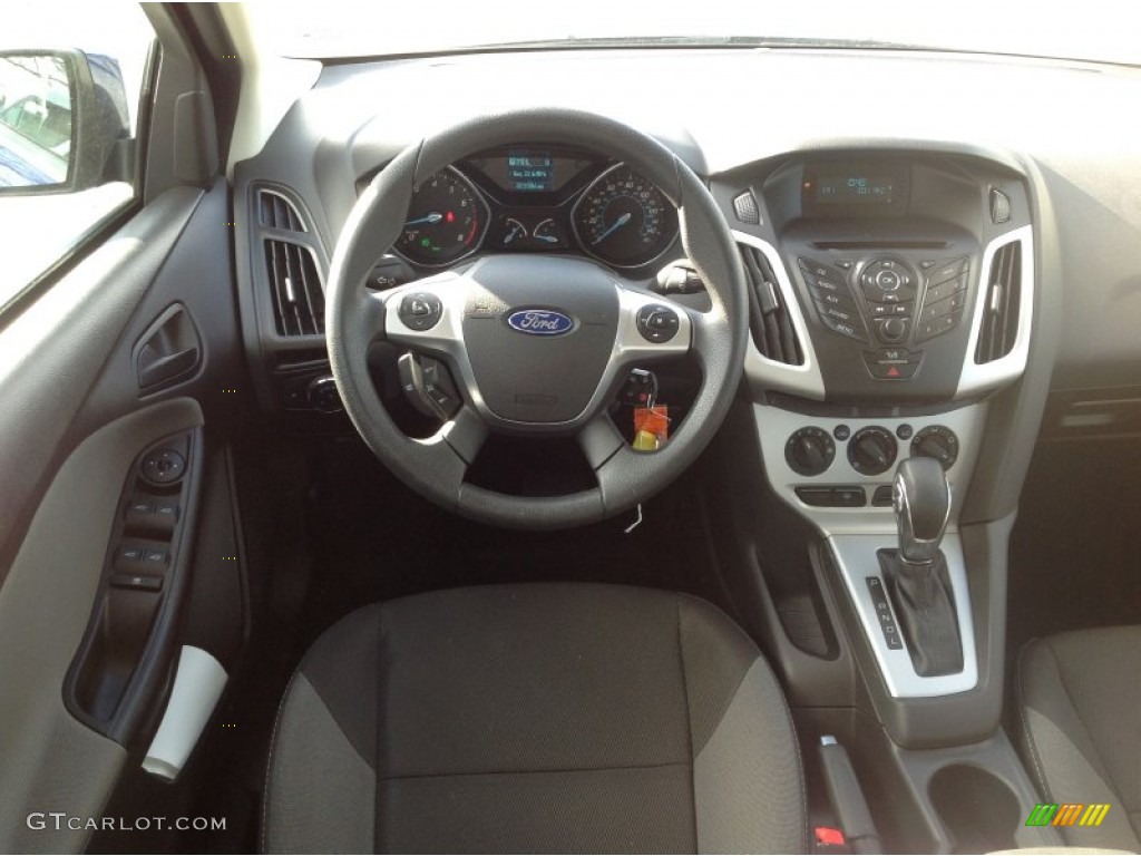 2012 Focus SE Sedan - Blue Candy Metallic / Charcoal Black photo #11