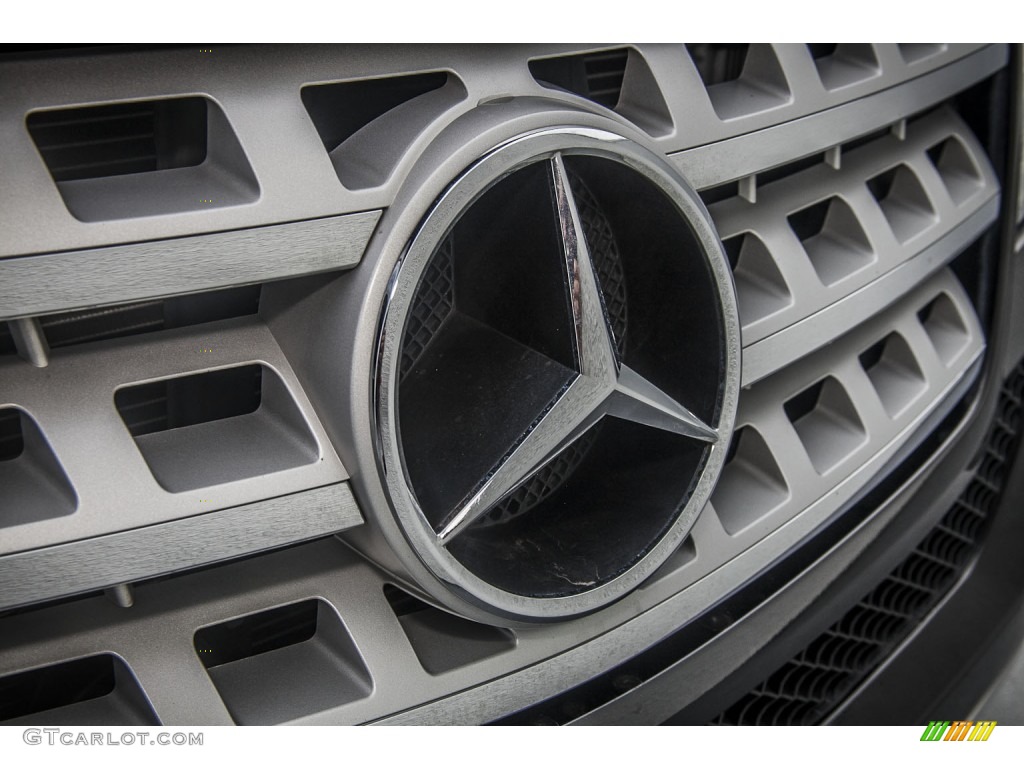 2010 Mercedes-Benz ML 350 Marks and Logos Photos