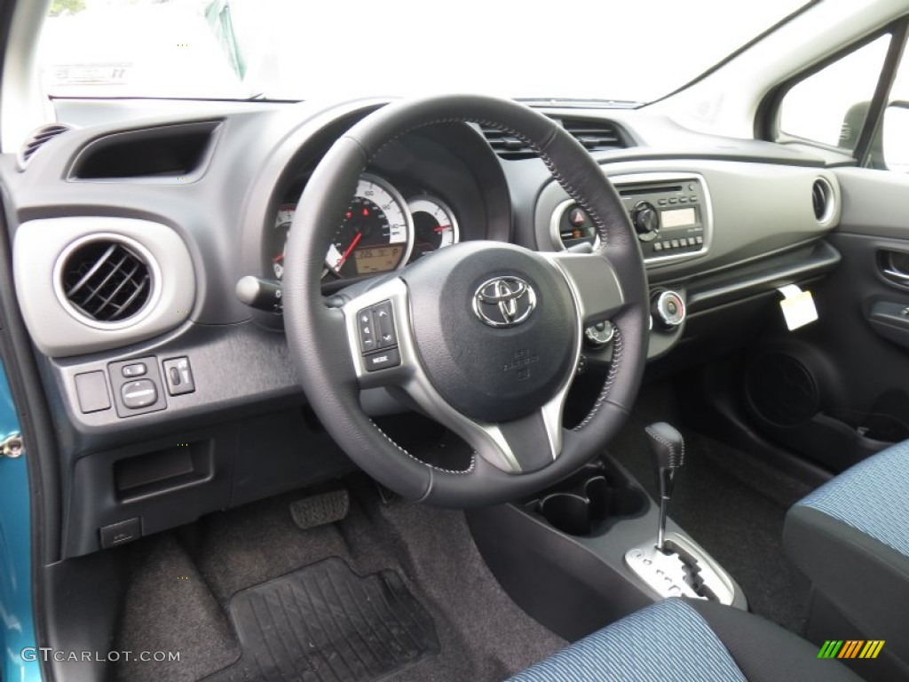 Dark Gray Interior 2014 Toyota Yaris SE 5 Door Photo #88227399
