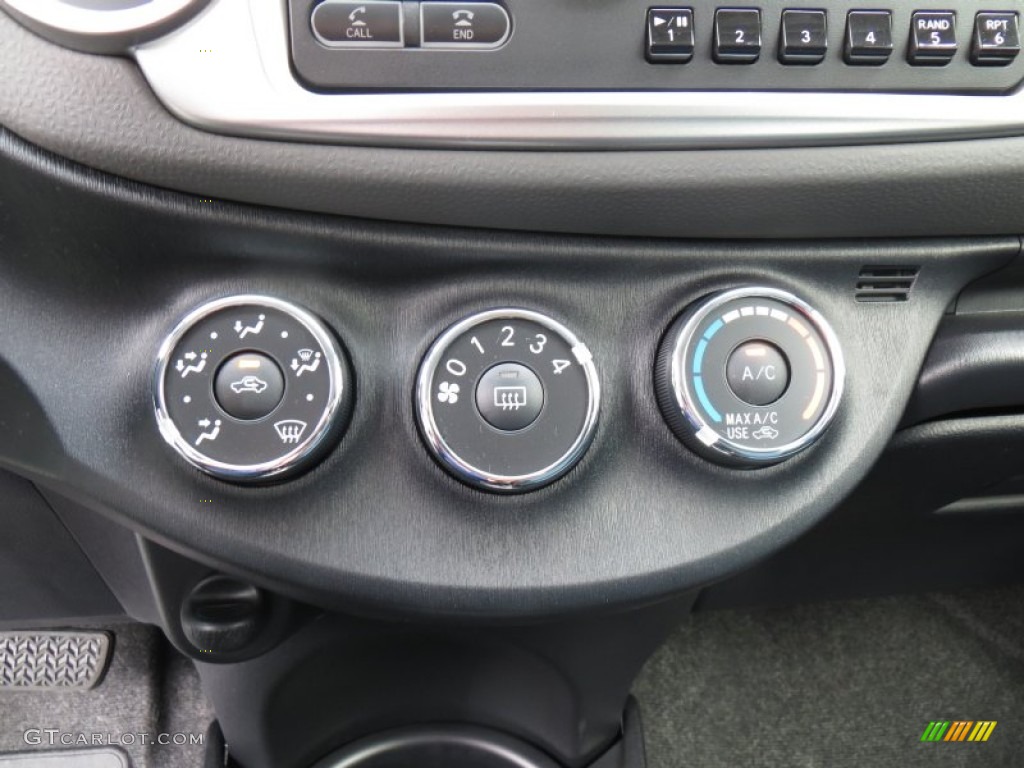 2014 Toyota Yaris SE 5 Door Controls Photo #88227462