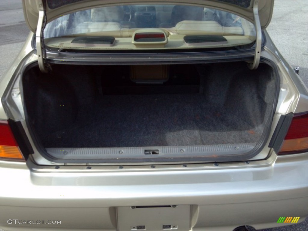 1999 Nissan Maxima GLE Trunk Photos
