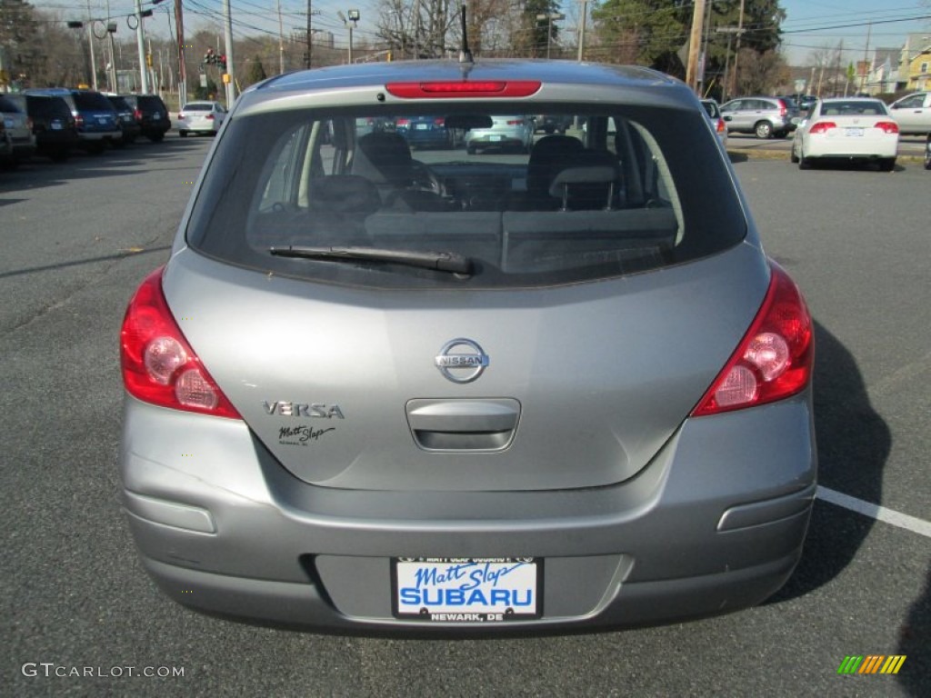 2008 Versa 1.8 S Hatchback - Magnetic Gray / Charcoal photo #7