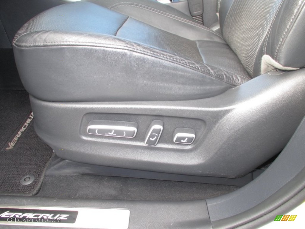 2010 Veracruz Limited AWD - Liquid Silver / Black photo #13