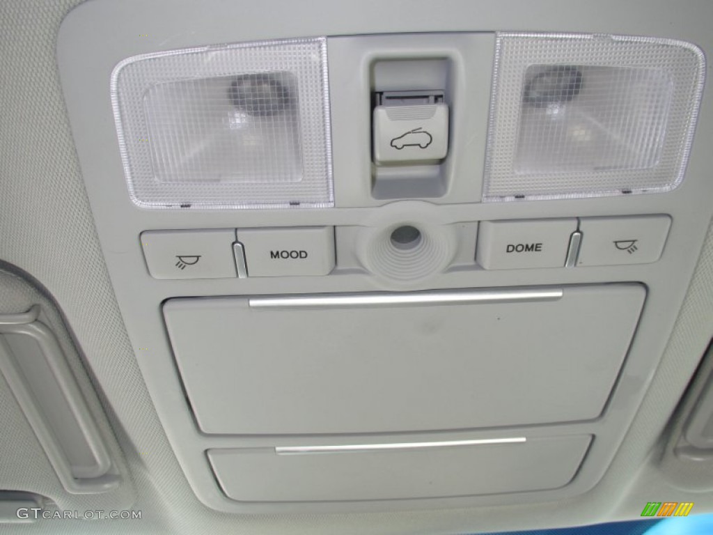 2010 Veracruz Limited AWD - Liquid Silver / Black photo #26