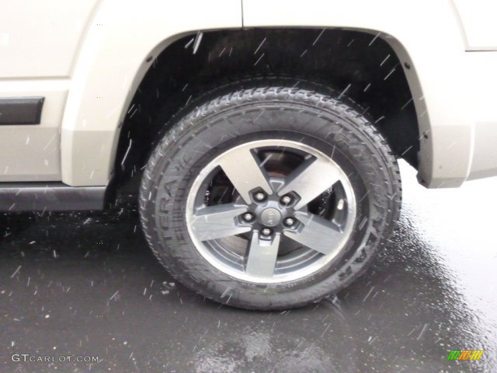 2008 Commander Sport 4x4 - Light Graystone Pearl / Dark Slate Gray photo #9