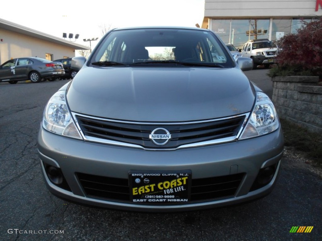 2012 Versa 1.8 S Hatchback - Magnetic Gray Metallic / Charcoal photo #2