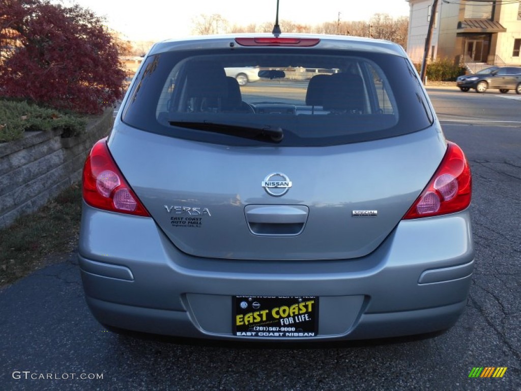 2012 Versa 1.8 S Hatchback - Magnetic Gray Metallic / Charcoal photo #5