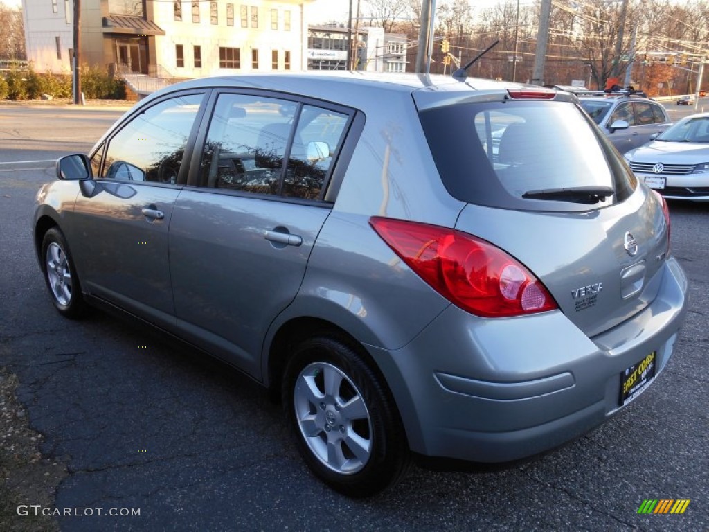 2012 Versa 1.8 S Hatchback - Magnetic Gray Metallic / Charcoal photo #7