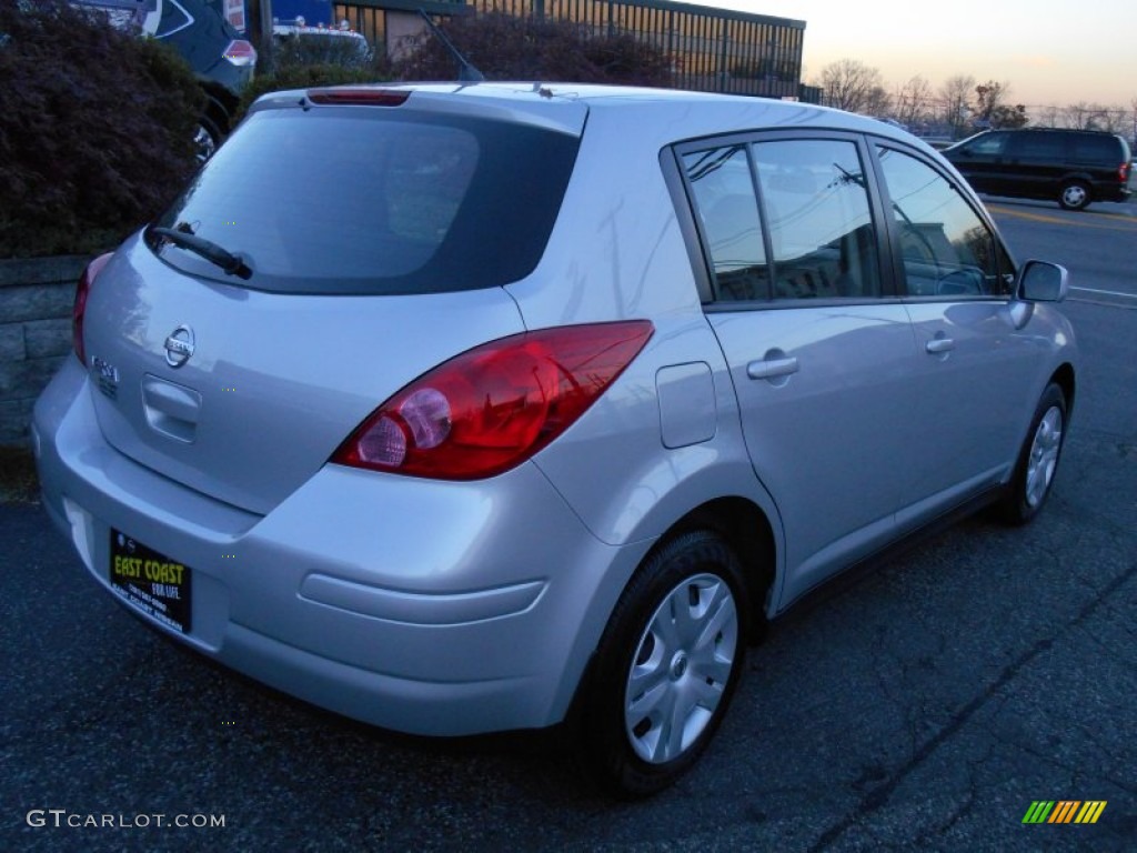 2012 Versa 1.8 S Hatchback - Brilliant Silver Metallic / Charcoal photo #4