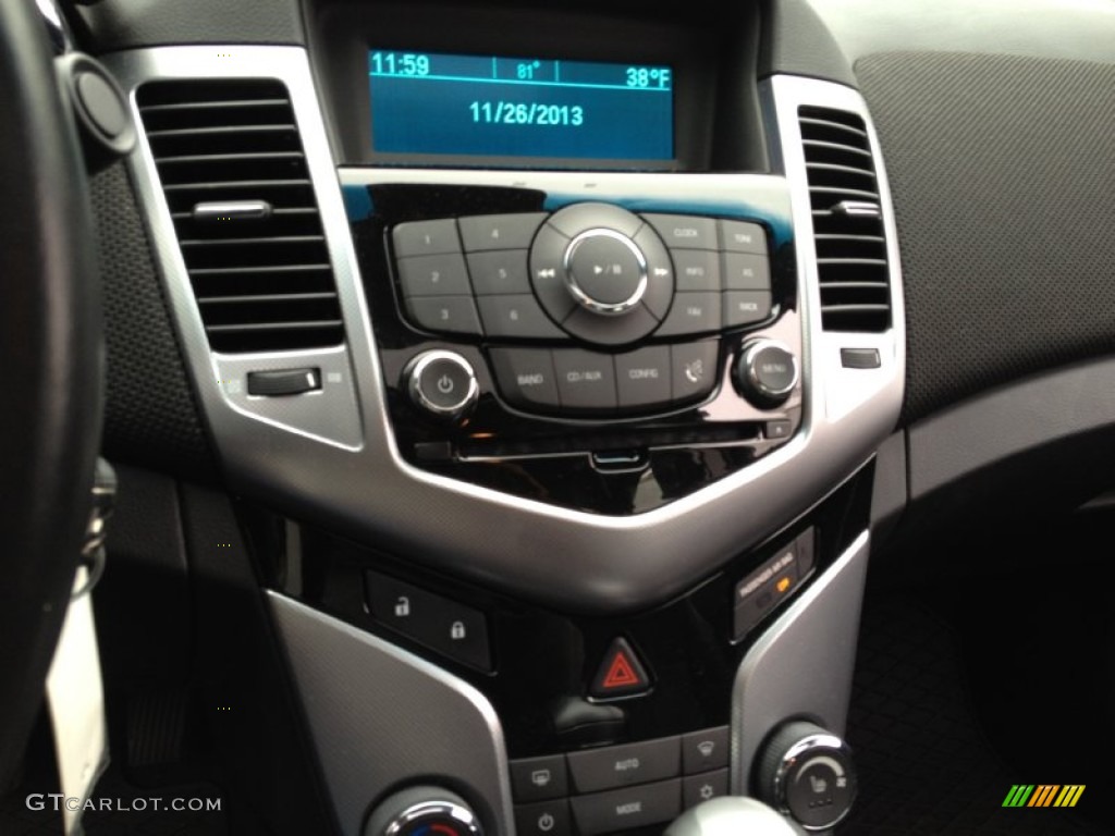 2011 Chevrolet Cruze LTZ Controls Photos