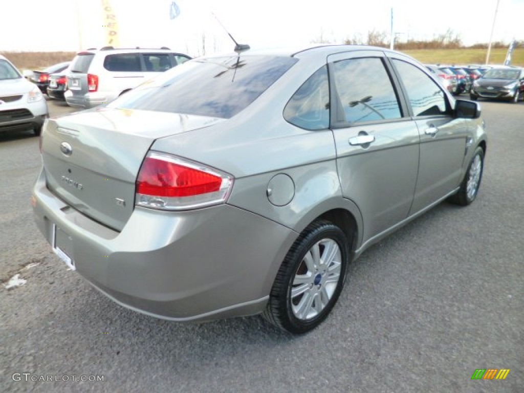 2008 Focus SE Sedan - Vapor Silver Metallic / Charcoal Black photo #7