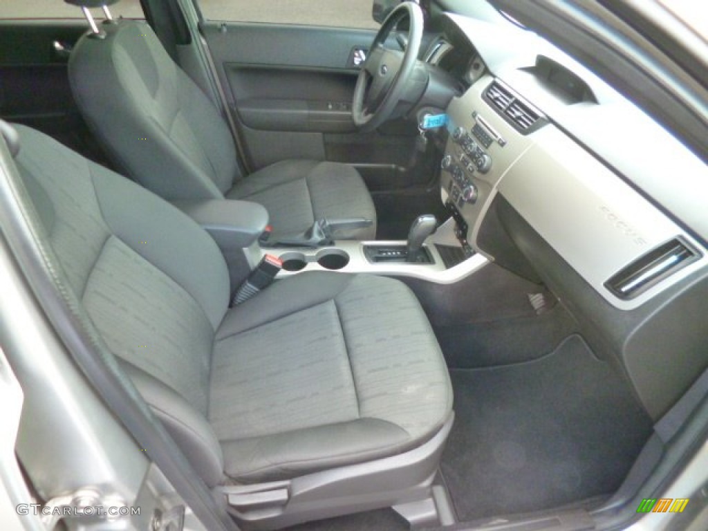 2008 Focus SE Sedan - Vapor Silver Metallic / Charcoal Black photo #10