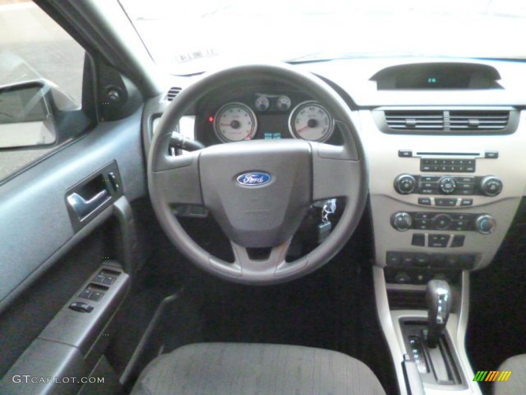 2008 Focus SE Sedan - Vapor Silver Metallic / Charcoal Black photo #14