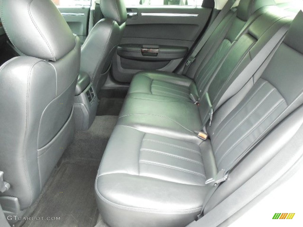 2010 Chrysler 300 C HEMI Rear Seat Photos