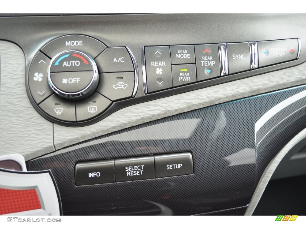 2014 Toyota Sienna SE Controls Photo #88315804
