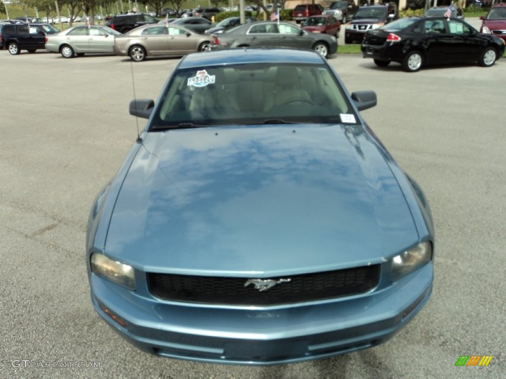 2005 Mustang V6 Premium Coupe - Windveil Blue Metallic / Medium Parchment photo #16