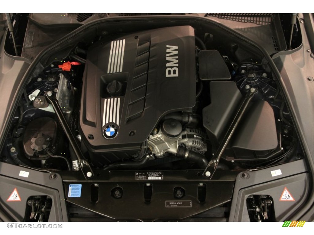 2011 BMW 5 Series 528i Sedan Engine Photos