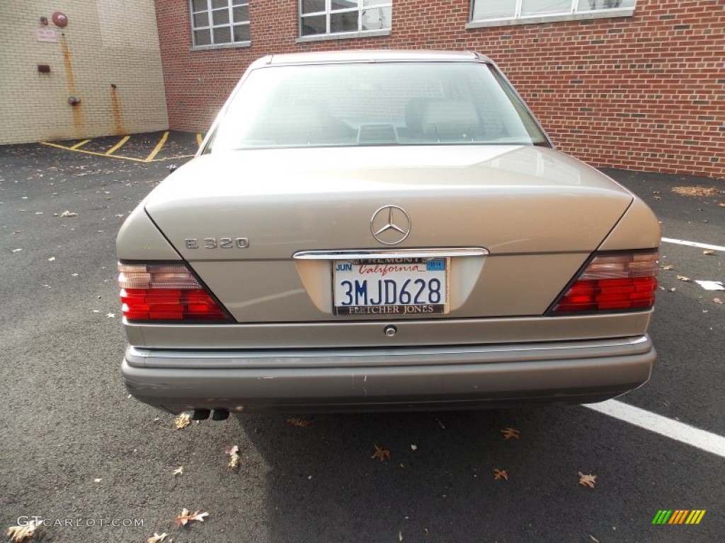 1995 E 320 Sedan - Smoke Silver Metallic / Parchment photo #3