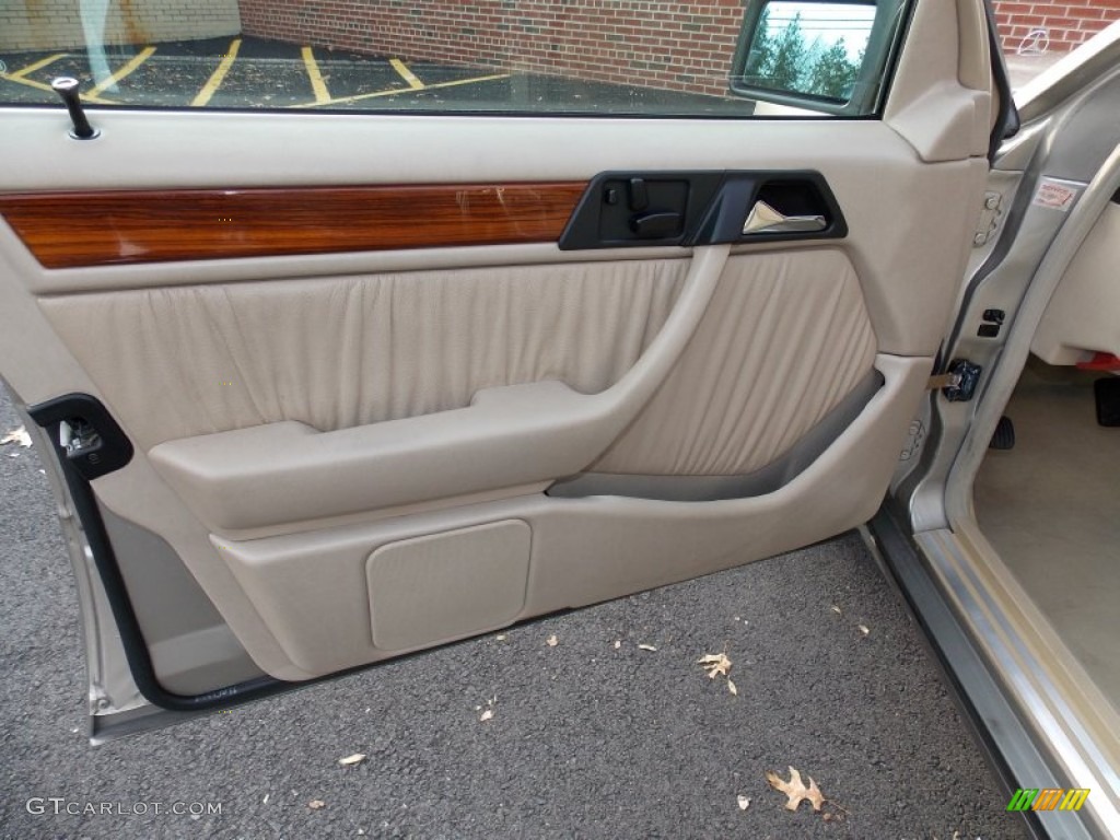 1995 Mercedes-Benz E 320 Sedan Parchment Door Panel Photo #88380358
