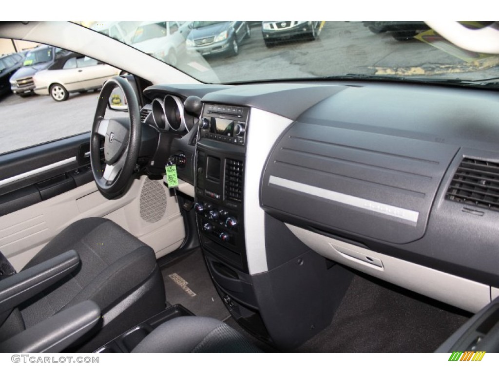 2009 Grand Caravan SE - Light Sandstone Metallic / Dark Slate Gray/Light Shale photo #9