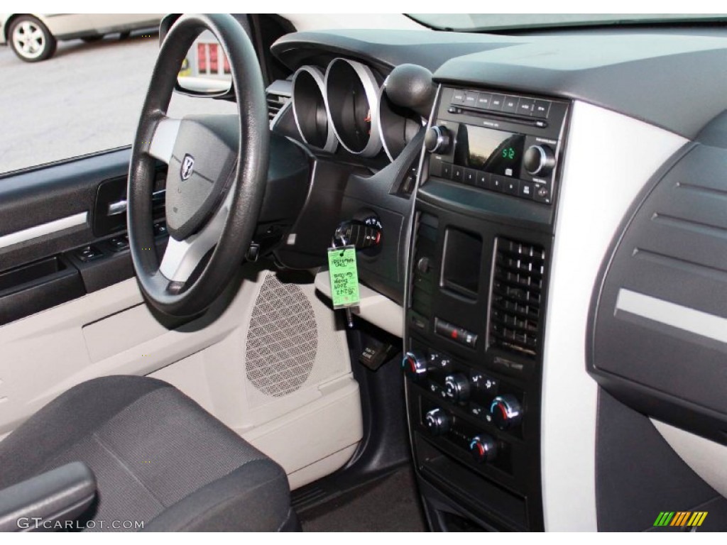 2009 Grand Caravan SE - Light Sandstone Metallic / Dark Slate Gray/Light Shale photo #15