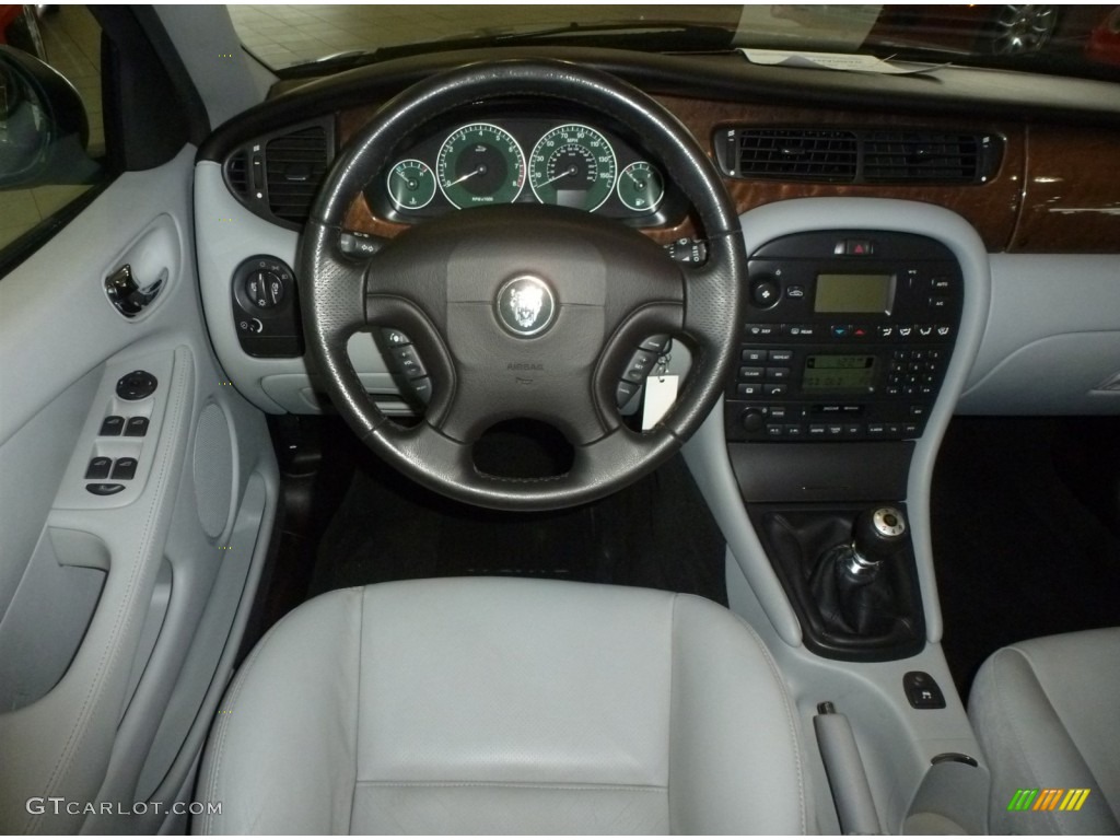 2002 Jaguar X-Type 2.5 Dashboard Photos
