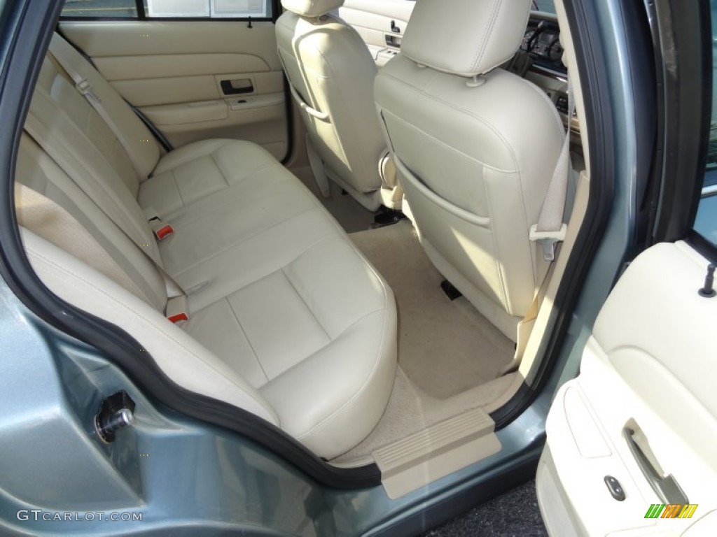 2006 Crown Victoria LX - Light Tundra Metallic / Medium Light Stone photo #12
