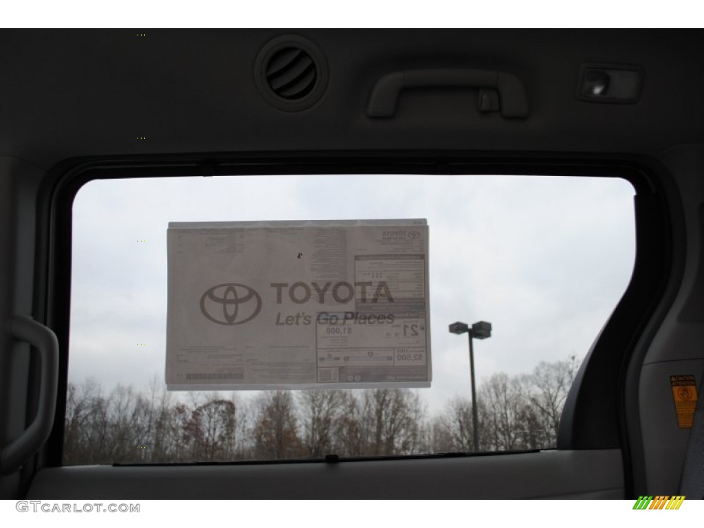 2014 Sienna LE - Silver Sky Metallic / Light Gray photo #12